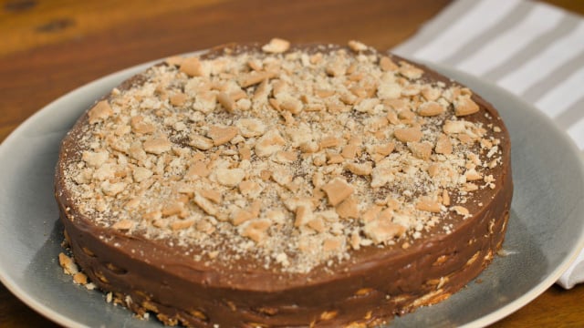Experimente acrescentar avelãs tostadas e trituradas por cima da torta na hora de servir (Créditos: TudoGostoso)