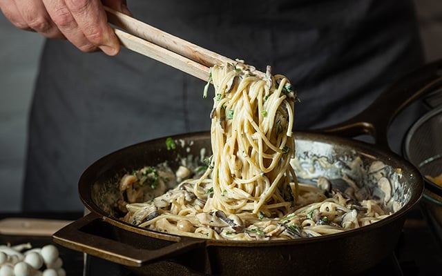 Como fazer macarrão muito cremoso em só uma panela: os italianos odeiam esse modo de preparo!