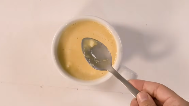 Quindim feito na caneca é rápido e prático, além de delicioso. (Foto: TudoGostoso)
