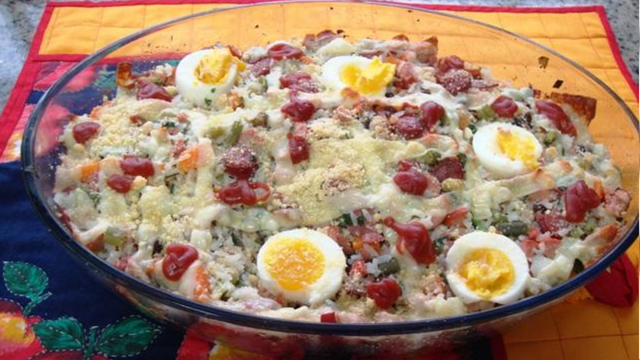 Arroz com seleta de legumes e linguiça ao forno (Créditos: TudoGostoso)