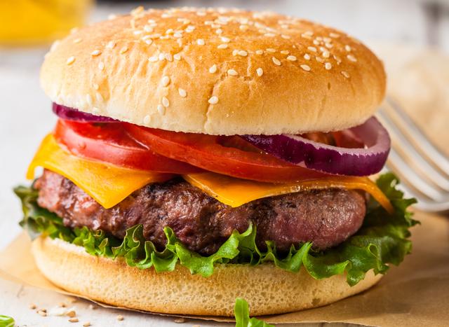 O segredo para comer hambúrguer sem engordar e ficar dentro da dieta - até fora de casa!