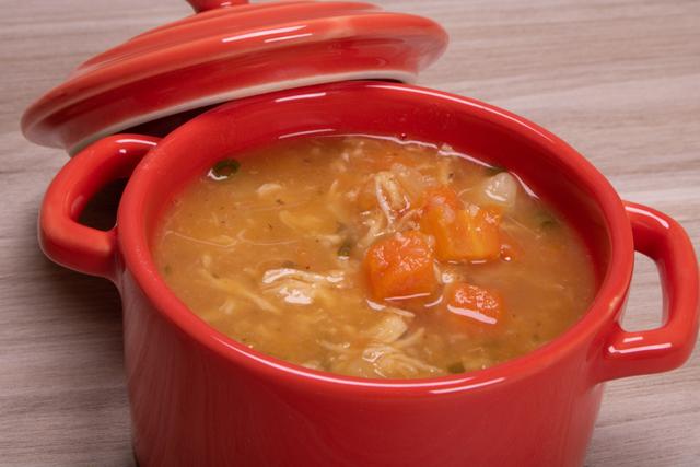 O melhor caldo de aipim com frango desfiado: confira essa receita deliciosa e quentinha!