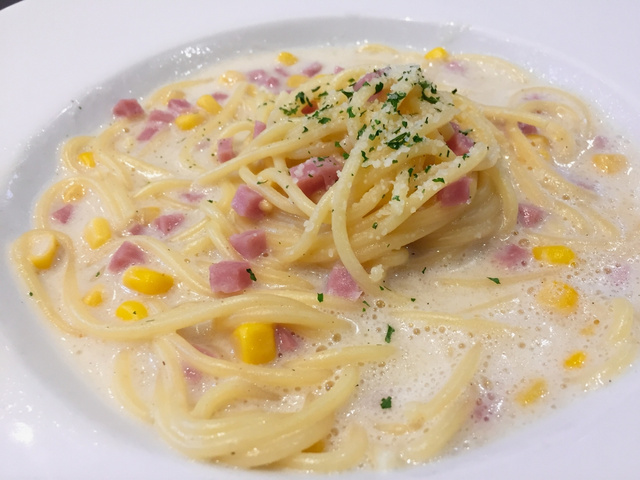 Não sobra um fio de macarrão: espaguete cremoso com bacon e milho é a receita simples que sempre surpreende à mesa