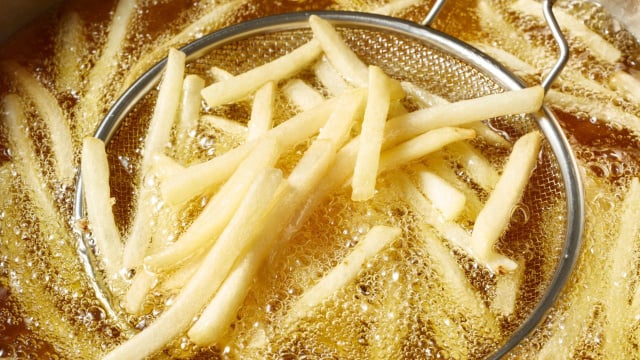 Por que os cozinheiros recomendam polvilhar amido de milho nas batatas antes de fritá-las?