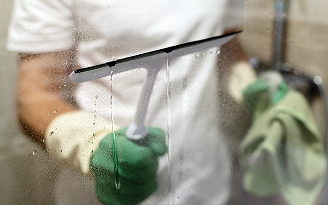 Banheiro: 3 formas eficientes para limpar seu box de vidro com vinagre e deixá-lo brilhando