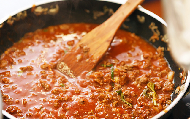 Adicionei essa fruta ao molho da carne moída: truque realça o sabor e transforma o prato caseiro com toque de chef