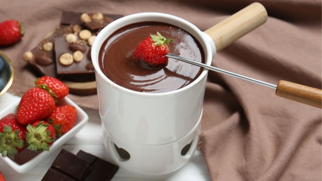 Fondue de chocolate sem álcool com morango mergulhado (Créditos: Shutterstock)