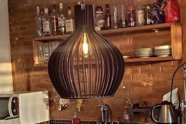 Madeira em linhas modernas que trazem sofisticação ao espaço  (Divulgação: Shopee).