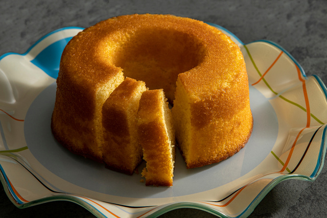 Bolo de fubá tradicional para uma tarde aconchegante com seu cafezinho: receita simples fica fofinha e leve