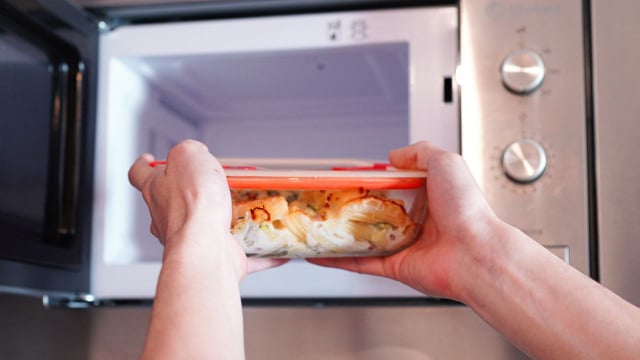 O pode de vidro é a melhor opção para aquecer alimentos no micro-ondas, desde que ele seja indicado para isso (Créditos: Shuttetstock)