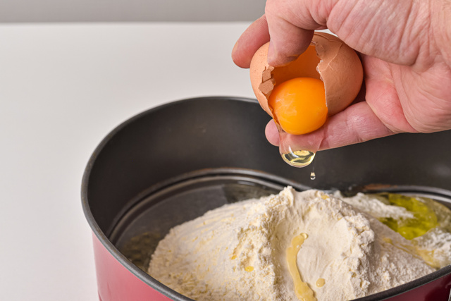 Como quebrar ovos com uma mão só como um chef profissional: "O segredo é ser capaz de..."