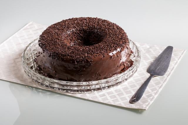 O melhor bolo de chocolate das galáxias é o da minha avó: fofinho, molhadinho, suculento e chocolatudo (Já anota, salva ou printa essa delícia!)