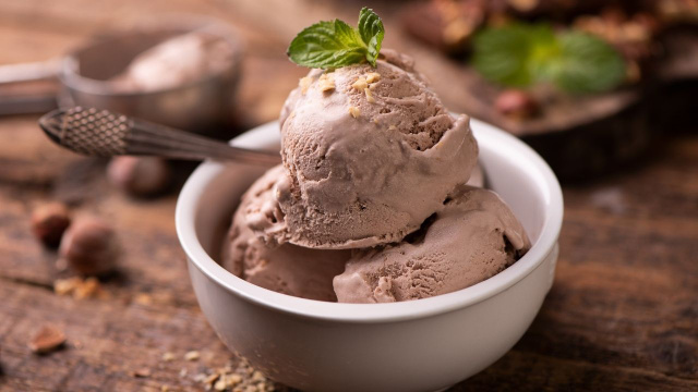 Porção de sorvete com Nutella servido em uma tigela branca (Créditos: Shutterstock)
