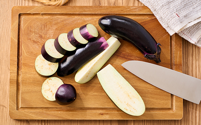 Testei várias formas e finalmente aprendi como tirar o amargo da berinjela com um truque simples