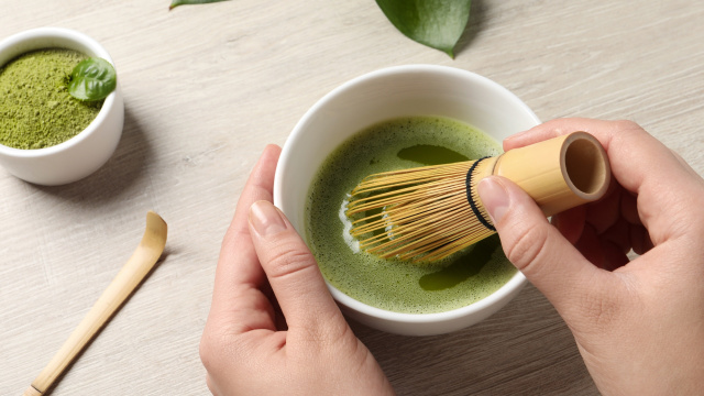Versátil, o matcha pode ser consumido quente ou gelado (Créditos: Shutterstock)