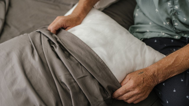 Se você tem fronhas velhas, tem um tesouro: elas podem resolver o mofo do seu guarda-roupas e proteger as peças!