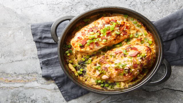 Receita com peito de frango que parece sofisticada, mas só leva ingredientes simples e é fácil de fazer