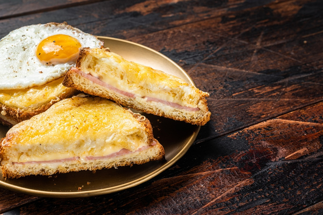 Croque monsieur é um típico sanduíche francês é recheado com queijo e presunto. (créditos: Shutterstock)
