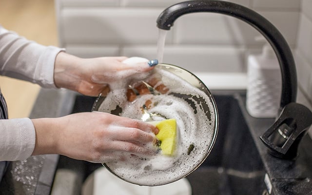 Use isso na hora de lavar a louça e dê adeus ao cheiro de gordura e à pele ressecada: apenas duas gotas já fazem diferença