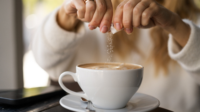 Sal no café? É por isso que você deveria colocar uma pitada desse tempero na bebida para obter benefícios