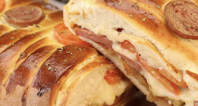 Como montar um pão pizza trançado que parece de padaria usando sobras da geladeira