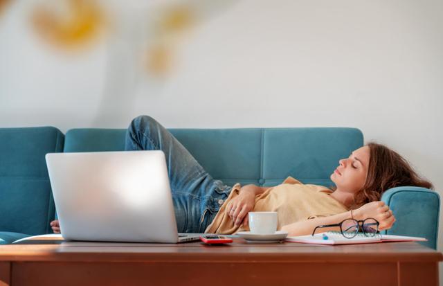 Dormir logo depois do café? O "coffee nap" é uma forma deliciosa de melhorar o seu dia