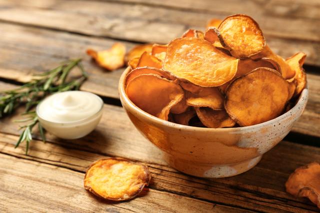 As melhores formas de fazer chips de batata-doce crocante na airfryer, no forno e frita: escolha a sua receita