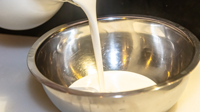 Confeiteira explica de uma vez por todas qual o melhor creme de leite, fresco ou de caixinha, para as suas sobremesas