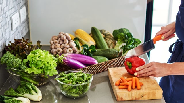 É assim que eu faço para ter vegetais para a semana toda: preparo apenas uma vez, rende muitas porções e ajuda a manter a dieta