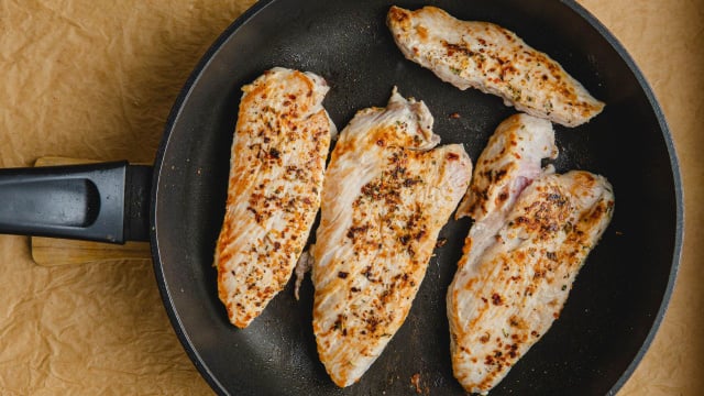 Quase todo mundo grelha o frango errado: descubra o truque dos açougueiros para deixá-lo macio