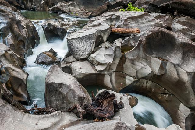 O Vale da Lua da Chapada dos Veadeiros tem uma formação rochosa única em um parque de preservação ambiental (Créditos: Shutterstock)