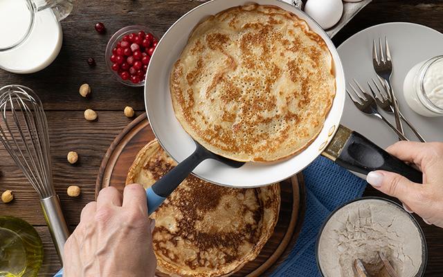 4 ingredientes e 3 passos simples: uma das melhores receitas de panquecas caseiras que já fiz e comi