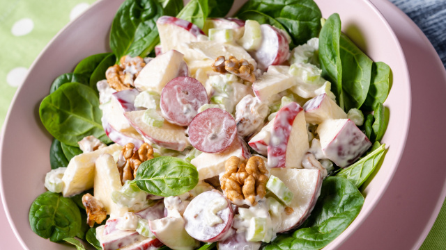 Parece uma salada de maionese comum, mas é muito melhor: salada waldorf é refrescante é perfeita para a sua ceia de Natal