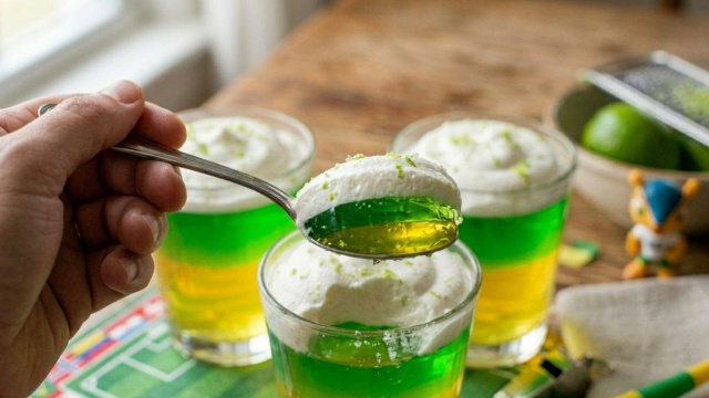 Além da gelatina, a sobremesa leva chantilly e raspas de limão para um visual ainda mais bonito (Créditos: Imagem gerada com IA)