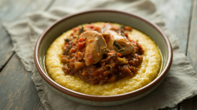Ragu de frango com polenta cremosa é a receita nutritiva e cheia de temperos que todo mundo vai amar
