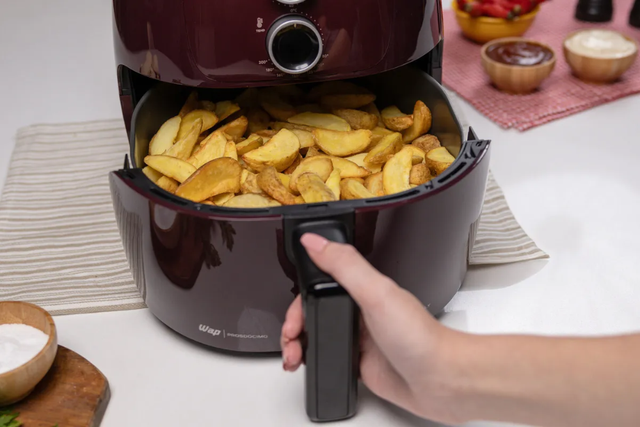 Timer de 60 minutos e temperatura ajustável de 80°C a 200°C para controlar cada receita (Divulgação: Mercado Livre).