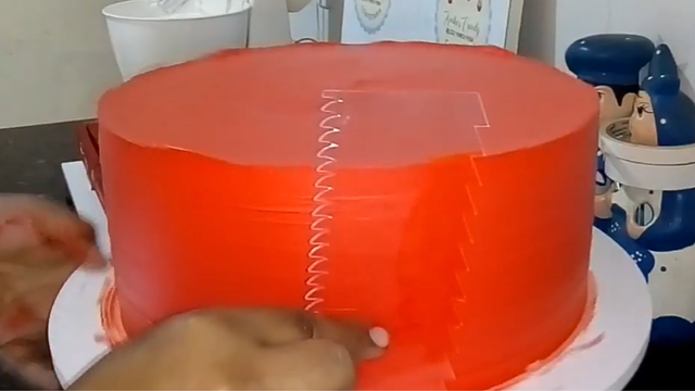 Você pode usar a espátula com a textura que quiser para fazer o acabamento (Créditos: Reprodução / YouTube @festejandocomalu7674)