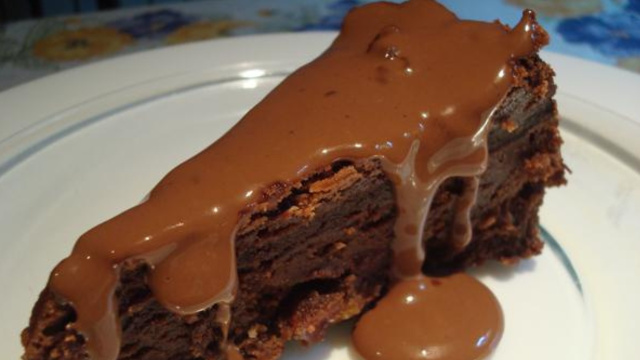 Veja como fazer uma torta brownie deliciosa para servir de sobremesa e impressionar seus convidados (Créditos: TudoGostoso)
