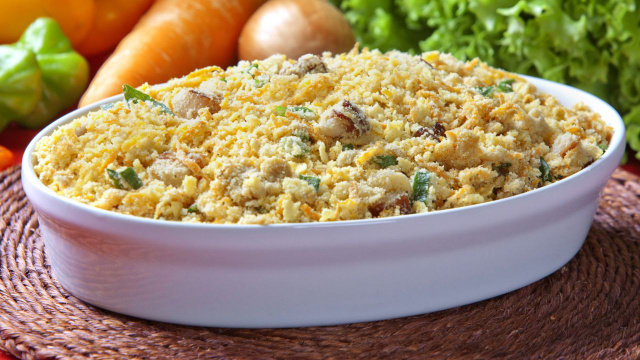 Farofa natalina rápida e deliciosa: faça hoje mesmo para testar antes do Natal, mas eu garanto que você vai adorar