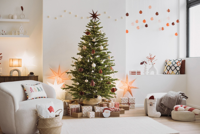 Árvore de Natal com 1,80m e mil galhos caiu para a metade do preço