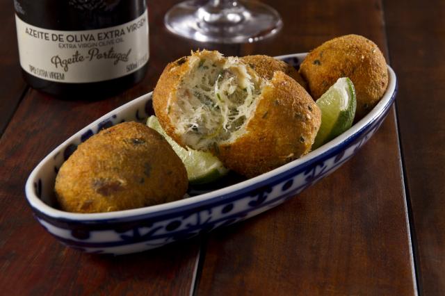 Bolinho de bacalhau é entradinha mais pedida na Quinta do Olivardo, restaurante de São Roque famoso pela comida portuguesa. (Crédito: Acervo/Quinta do Olivardo)
