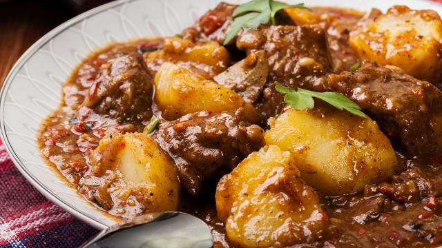 Se sua mãe não te ensinou, eu te ensino: é assim que se faz carne de panela de pressão sem usar água, o segredo é simples