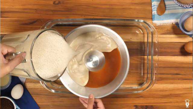 Creme de pudim sendo derramado dentro de forma caramelada (Créditos: TudoGostoso)