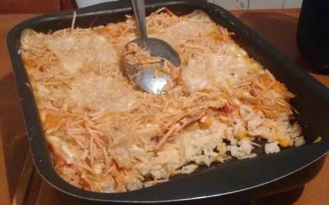 O requeijão deixa o arroz de forno mais cremoso (Créditos: TudoGostoso/Lissa Oliveira)