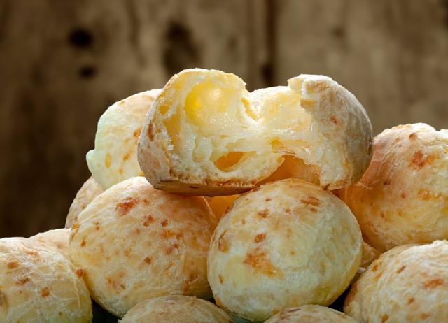 Pão de queijo bem fofinho e mais queijudo que o da padaria fácil de fazer em casa