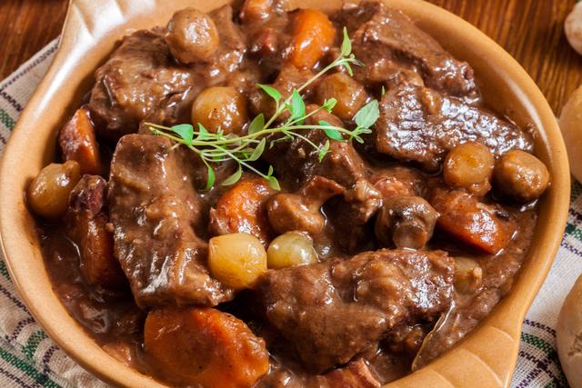 Picadinho de carne ao molho de vinho: uma receita para elevar o nível do almoço ou jantar