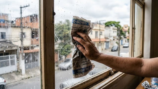 Cresci vendo minha avó limpar os vidros com jornal e só depois descobri por que isso funciona tão bem