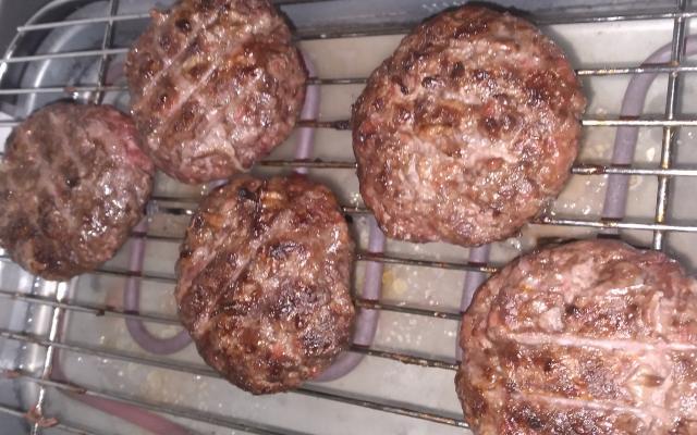 E se misturar maminha com linguiça toscana? Sai um hambúrguer delicioso (Créditos: Lamarck Dias/TudoGostoso)