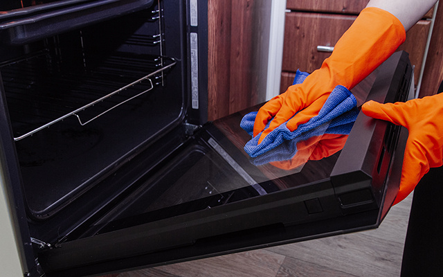 Esqueça a esponja de lavar louça! Aqui está uma maneira inteligente e fácil de limpar as grelhas do forno (remove toda a sujeira)