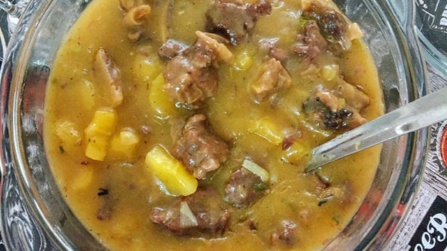 Se quiser praticidade e sustância, então faça esse caldo de mandioca com costela bovina (Créditos: TudoGostoso/Esther Alcântara)